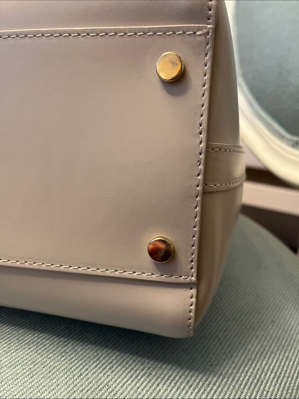Elegant White Leather Handbag with Gold Accents - Picture 4 of 6
